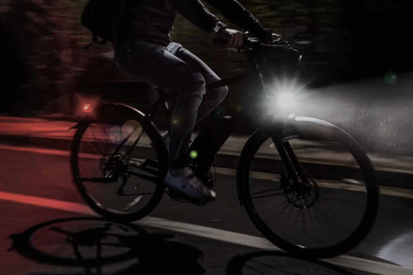 De batterij van de fiets voedt ook de voor- en achterverlichting.